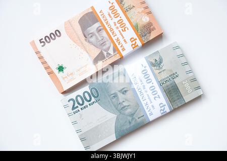 Pekanbaru, Indonésie - 21 mars 2025 : collection de billets de banque indonésiens en rupiah isolés sur fond blanc, focalisation sélective Banque D'Images