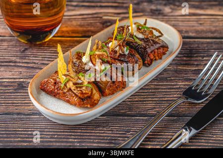 Aubergine séchée farcie, plat traditionnel turc, sur fond blanc Banque D'Images