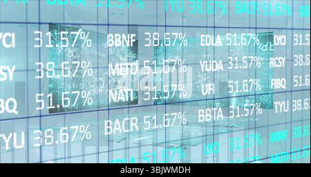 Affichage transparent de la superposition de ticker sur la salle des marchés, avec écran d'ordinateur et murs de verre Banque D'Images