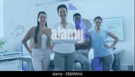 Debout quatre femmes professionnelles en tenue décontractée d'affaires posant dans le bureau, avec des bureaux et des moniteurs Banque D'Images