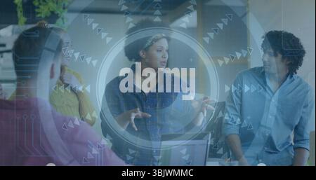 Le responsable de présentation portant une chemise bleue parlant dans la salle de réunion du bureau avec superposition numérique pour ordinateur portable Banque D'Images