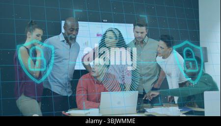 Collaboration sept collègues penchés sur des ordinateurs portables dans la salle de conférence, avec superposition de sécurité Banque D'Images
