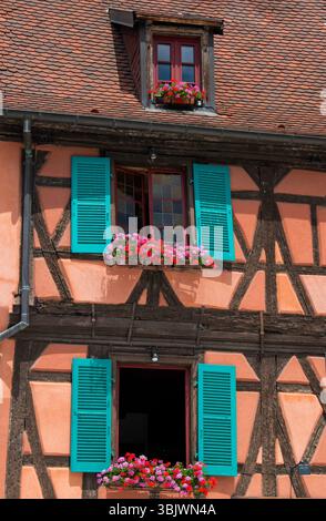 France, Europe : Détails d'une maison de conte de fées à Colmar, une vieille ville médiévale bien conservée en Alsace connue pour ses pittoresques maisons à colombages Banque D'Images