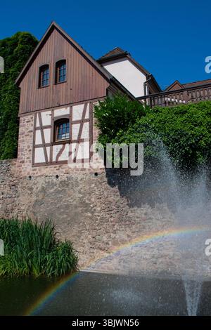 France : horizon de conte de fées de Riquewihr, une ville médiévale bien préservée en Alsace connue pour ses pittoresques maisons à colombages, son atmosphère charmante Banque D'Images