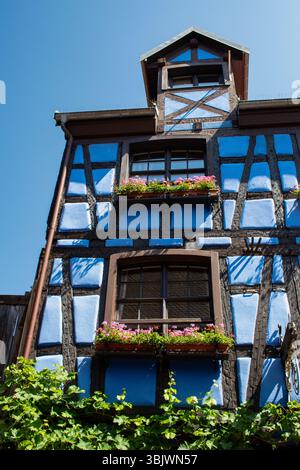France : horizon de conte de fées de Riquewihr, une ville médiévale bien préservée en Alsace connue pour ses pittoresques maisons à colombages, son atmosphère charmante Banque D'Images