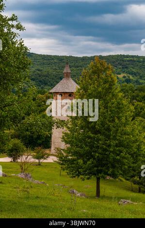 Croatie : vue sur le château de Dreznik (1185), une forteresse médiévale construite dans le village de Dreznik Gradon une colline au-dessus de la rivière Korana, région des lacs de Plitvice Banque D'Images