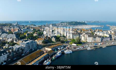 Saint-Malo (Bretagne, nord-ouest de la France) : vue aérienne des bâtiments du quartier des Bas-Sablons, depuis le port de pêche, et du port des Sablons au nord Banque D'Images