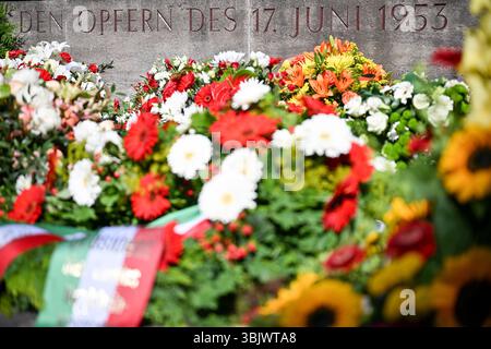 Berlin, Allemagne. 17 juin 2025. Des couronnes sont déposées au mémorial des victimes de l'insurrection du 17 juin au cimetière de Seestrasse devant l'inscription « aux victimes du 17 juin 1953 » avant la commémoration du soulèvement du 17 juin par le gouvernement fédéral. Crédit : Sebastian Christoph Gollnow/dpa/Alamy Live News Banque D'Images