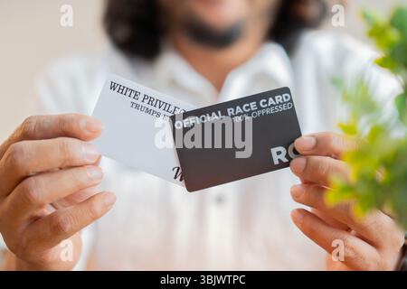 Joyeux homme barbu montrant deux cartes de crédit. Homme senior magasinant en ligne avec une carte de crédit. Mise au point sélective. Banque D'Images