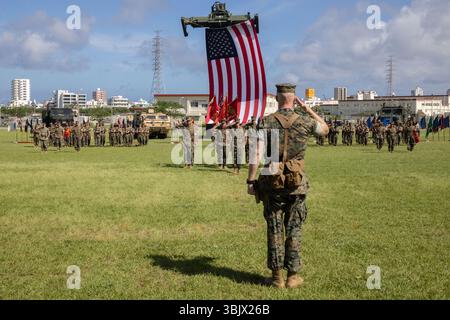 Jason Berg, commandant sortant du combat Logistics Regiment 3, 3rd Marine Logistics Group, salue la formation lors d'une cérémonie de changement de commandement et de retraite au Camp Foster, à Okinawa, au Japon, le 12 juin 2025. Au cours de la cérémonie, Berg a cédé le commandement du CLR-3 à Col. Jarrad Caola, le commandant entrant. Col. prend sa retraite après 29 ans de service dans le corps des Marines. (Photo du corps des Marines des États-Unis par lance Cpl. Aaliyah Hunt) Banque D'Images