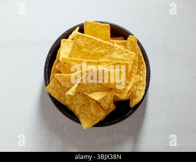 bol de tortilla bande de nachos chips sur la table de cuisine blanche, vue de dessus Banque D'Images