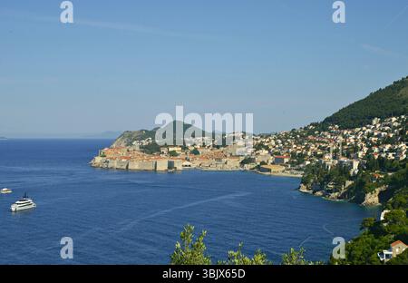 Vue panoramique sur la côte de Dubrovnik, considérée comme la perle de l'Adriatique croate. Banque D'Images
