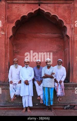 Hommes musulmans debout à Jama Masjid à Delhi, Inde Banque D'Images