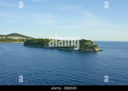 Vue panoramique sur la côte de Dubrovnik, considérée comme la perle de l'Adriatique croate. Banque D'Images