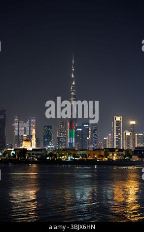 Dubaï, Émirats arabes Unis - 12 mai 2024 : vue imprenable sur le Burj Khalifa et les lumières vibrantes de la ville de Dubaï qui se reflètent sur l'eau la nuit Banque D'Images