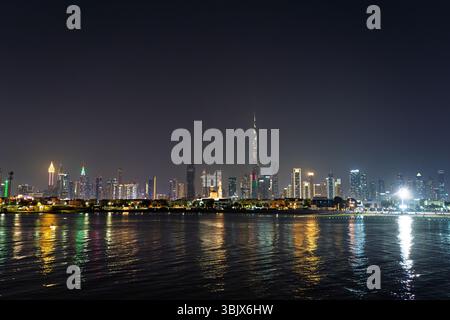 Dubaï, Émirats Arabes Unis - 12 mai 2024 : vue panoramique de la ville illuminée de Dubaï et de Burj Khalifa la nuit depuis Dubai Creek Banque D'Images