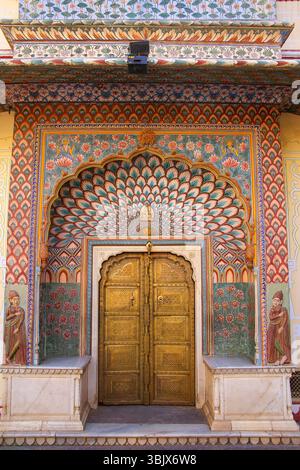 Lotus Gate à Pitam Niwas Chowk, Jaipur City Palace, Rajasthan, Inde Banque D'Images