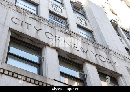 Façade d'un bâtiment du gouvernement de New York présentant des détails architecturaux et des inscriptions à la lumière du jour Banque D'Images