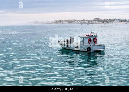 Bateau dans la baie de Corralejo à Fuerteventura, îles Canaries Banque D'Images