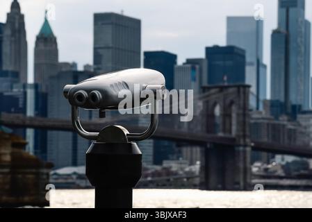 Jumelles de ville contre le pont de Brooklyn à New York Banque D'Images