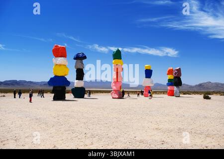 Las Vegas, Nevada, États-Unis-18 juin 2024 : vue panoramique de l'installation artistique de rochers des sept montagnes magiques dans le désert du Nevada Banque D'Images
