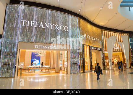 Les gens qui font du shopping et se déplacent dans la zone hors taxes de l'aéroport de Sydney Banque D'Images