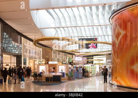 Les gens qui font du shopping et se déplacent dans la zone hors taxes de l'aéroport de Sydney Banque D'Images