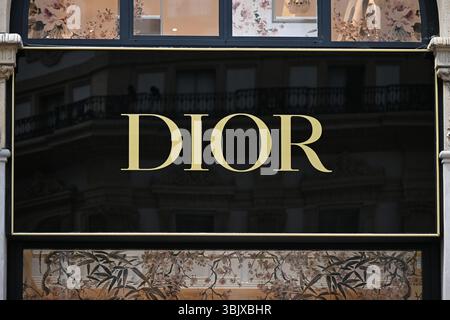 Milan, Italie - 17 juin 2025 : le logo Dior est visible sur les vitrines de la galerie Galleria Vittorio Emanuele II avant la tenue de la semaine de la mode de Milan Banque D'Images