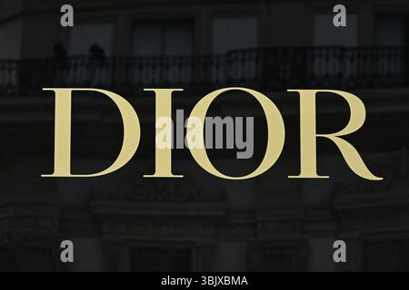 Milan, Italie - 17 juin 2025 : le logo Dior est visible sur les vitrines de la galerie Galleria Vittorio Emanuele II avant la tenue de la semaine de la mode de Milan Banque D'Images