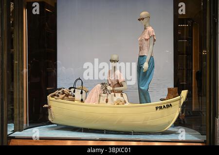 Milan, Italie - 17 juin 2025 : les produits sont exposés dans les vitrines de luxe Prada de la galerie Galleria Vittorio Emanuele II devant Mila Banque D'Images