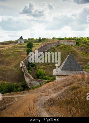 Tours de forteresse de Khotyn sur la colline le long de la rivière Dniestr. Vieux mur du château par une journée ensoleillée. Banque D'Images