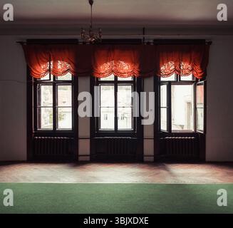 Chambre avec trois fenêtres dans le château de Beregvár aka Palais des Comtes Schönborn. Intérieur d'un ancien bâtiment en Transcarpathie. Banque D'Images