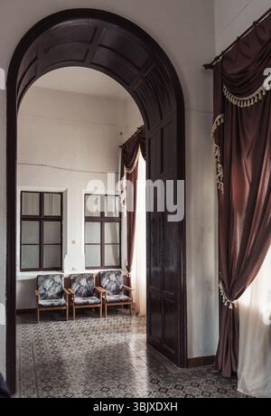 Couloir dans le château de beregvár aka Palais des Comtes Schönborn. Ancien intérieur de bâtiment en Transcarpathie. Banque D'Images