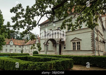 Château de Beregvár aka Palais des Comtes Schönborn. Ancien bâtiment en Transcarpathie entouré de hauts arbres. Banque D'Images