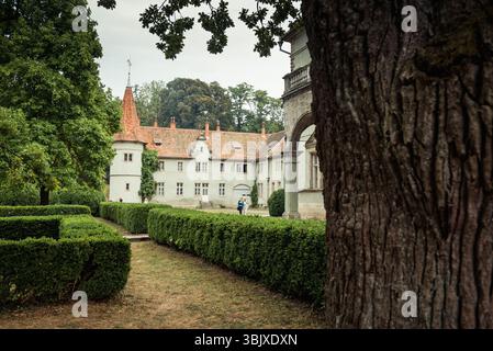 Château de Beregvár aka Palais des Comtes Schönborn. Vieux bâtiment en Transcarpathie entouré de grands arbres anciens. Banque D'Images