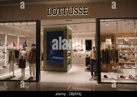 Shanghai, Chine-29 mars 2025 : magasin de marque Lottusse Banque D'Images