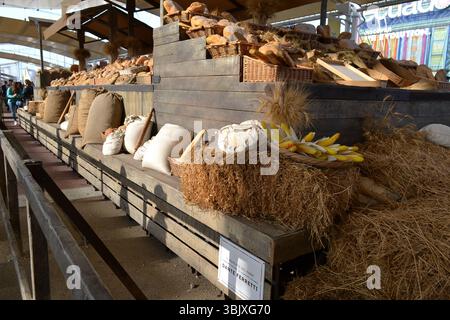 Les étals traditionnels italiens situés le long de la rue principale Decumano créée par Dante Ferretti. Produits agricoles italiens, de boulangerie sur eux. Banque D'Images