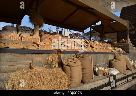 Les étals traditionnels italiens situés le long de la rue principale Decumano créée par Dante Ferretti. Produits agricoles italiens, de boulangerie sur eux. Banque D'Images