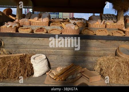 Les étals traditionnels italiens situés le long de la rue principale Decumano créée par Dante Ferretti. Produits agricoles italiens, de boulangerie sur eux. Banque D'Images