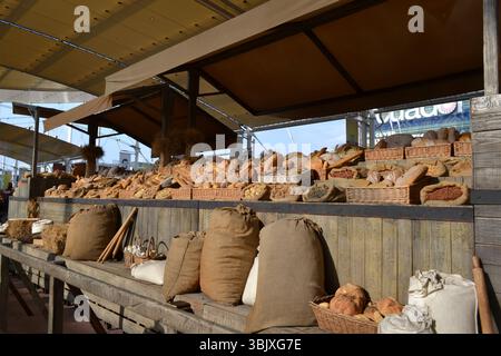 Les étals traditionnels italiens situés le long de la rue principale Decumano créée par Dante Ferretti. Produits agricoles italiens, de boulangerie sur eux. Banque D'Images