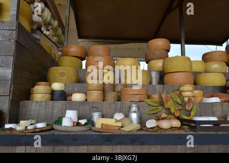 Les étals traditionnels italiens situés le long de la rue principale Decumano créée par Dante Ferretti. Les fromages 'Made in Italy' affichés semblent réels. Banque D'Images