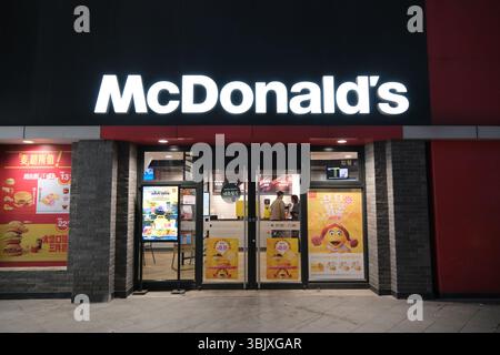 Shanghai, Chine-4 avril 2025 : façade du magasin McDonald's. Banque D'Images