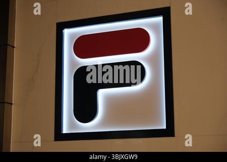 Shanghai, Chine-4 avril 2025 : logo de marque de la société Fila Banque D'Images