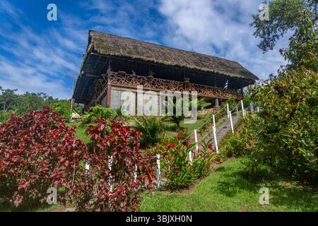 Restaurant au toit de chaume au Yarina Ecolodge près de la rivière Napo dans le bassin amazonien de l'Équateur. Banque D'Images