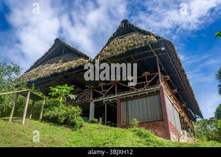 Restaurant au toit de chaume au Yarina Ecolodge près de la rivière Napo dans le bassin amazonien de l'Équateur. Banque D'Images