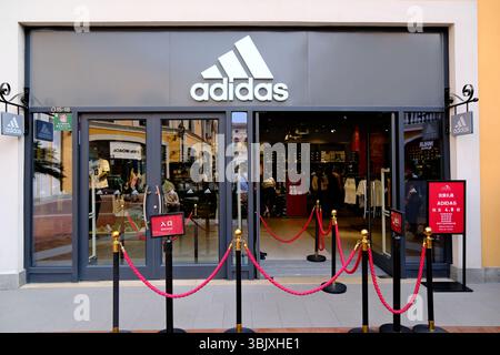 Shanghai, Chine-5 avril 2025 : façade de magasin adidas Banque D'Images