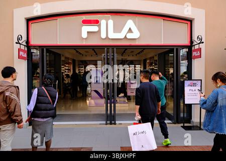 Shanghai, Chine-5 avril 2025 : magasin Fila avec des gens Banque D'Images