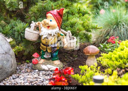 Nain de jardin dans le jardin de la maison, décoration gnome Banque D'Images