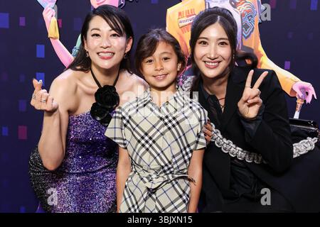 HOLLYWOOD, LOS ANGELES, CALIFORNIE, États-Unis - 16 JUIN : L'actrice, chanteuse et mannequin américaine Arden Cho, Rumi Oak Sechrist et la chanteuse sud-coréenne EJAE (Kim Eun Jae) arrivent à la projection spéciale de Los Angeles des 'Kpop Demon Hunters' de Netflix qui se tient au Netflix Tudum Theater le 16 juin 2025 à Hollywood, Los Angeles, Californie, États-Unis. (Photo de Xavier Collin/image Press Agency) Banque D'Images