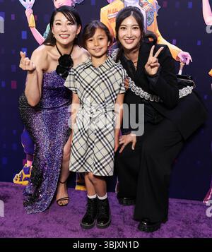 HOLLYWOOD, LOS ANGELES, CALIFORNIE, États-Unis - 16 JUIN : L'actrice, chanteuse et mannequin américaine Arden Cho, Rumi Oak Sechrist et la chanteuse sud-coréenne EJAE (Kim Eun Jae) arrivent à la projection spéciale de Los Angeles des 'Kpop Demon Hunters' de Netflix qui se tient au Netflix Tudum Theater le 16 juin 2025 à Hollywood, Los Angeles, Californie, États-Unis. (Photo de Xavier Collin/image Press Agency) Banque D'Images